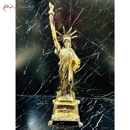 خرید، قیمت و مشخصات مجسمه برنزی لاکچری و مدرن در طرح تندیس آزادی طلایی با پایه چهار گوش زیر قیمت | چترزندگی