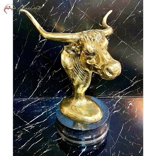 خرید، قیمت و مشخصات مجسمه برنزی لوکس و جدید طرح تندیس گاو میش پایه سنگی و پر قلم طلایی زیر قیمت | چترزندگی