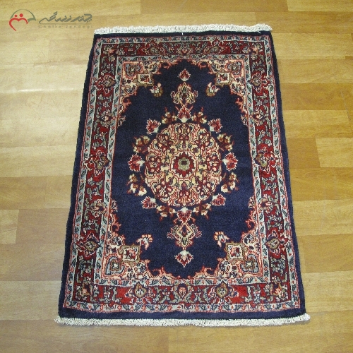 خرید، قیمت و مشخصات فرش دست بافت کار همدان و زمینه سرمه ای با طراحی ترنج و لچک، تراکم بالا و طراحی بی نظیر 38972 - چترزندگی