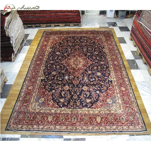 خرید، قیمت و مشخصات فرش دست بافت لچک و ترنج با زمینه سرمه ای و تراکم بالا، حاشیه های کار شده به رنگ لاکی 38989 - چترزندگی
