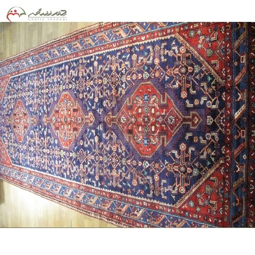 خرید، قیمت و مشخصات فرش دستبافت همدان طرح ترنج بافته شده با نخ درجه یک و رنگ زمینه سرمه ای و آبی کد 39190 - چترزندگی