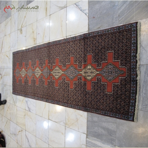 خرید، قیمت و مشخصات فرش ( کناره ) دستبافت سنندج با زمینه لاکی رنگ و طرح ترنج و نخ درجه یک کد 39201 - چترزندگی