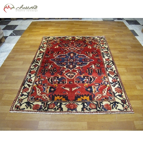 خرید، قیمت و مشخصات فرش دستبافت بختیار طرح لچک و ترنج با زمینه لاکی و حاشیه کرم و نقشه تماشایی کد 39302 - چترزندگی