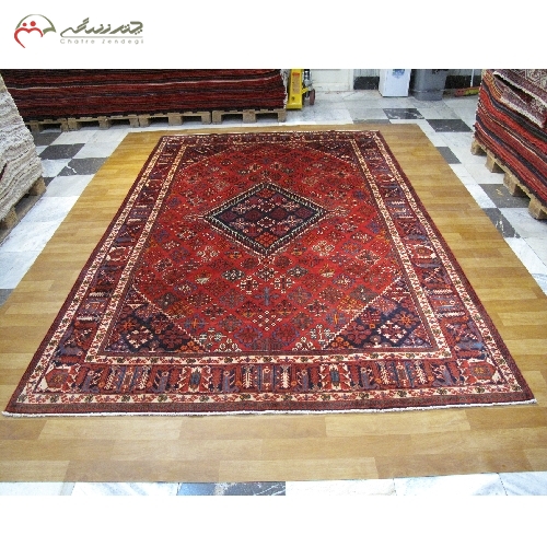 خرید، قیمت و مشخصات فرش دستبافت میمه با زمینه لاکی و حاشیه های سرمه ای و تقارن رنگ بافته شده با نخ درجه یک کد 39307 - چترزندگی