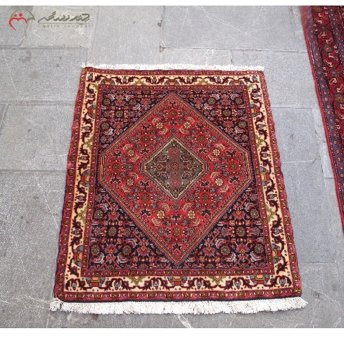 خرید، قیمت و مشخصات فرش دستبافت بیجار طرح ماهی و رنگ زمینه رناسی بافته شده با الیاف طبیعی کد 39433 - چترزندگی