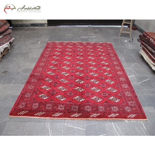 خرید، قیمت و مشخصات فرش دستبافت ترکمن با زمینه لاکی و نقشه ی طرح قاب ئ بافته شده با الیاف طبیعی کد 39469 - چترزندگی