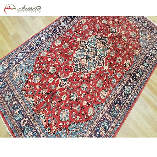 خرید، قیمت و مشخصات فرش دستبافت ساروق طرح ترنج با زمینه پرده ای با ضمانت رنگ ثابت و دوام نخ بافته شده کد 39534 - چترزندگی