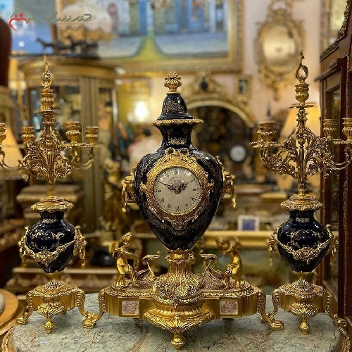 خرید، قیمت و مشخصات ساعت و شمعدان رومیزی با بدنه ی برنزی طرح آناهیتا و چینی سرمه ای، با گارانتی دوام بدنه کد 485 - چترزندگی