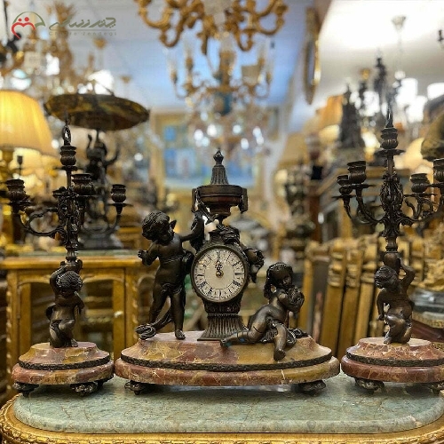 خرید، قیمت و مشخصات ست ساعت رومیزی و شمعدان برنزی با رنگ آنتیک و پایه های زرشکی رنگ سنگی با ضمانت کد 430 - چترزندگی