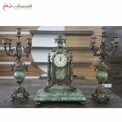 خرید، قیمت و مشخصات ساعت و شمعدان برنزی به رنگ آنتیک با سنگ سبز تراش خورده کیفیت و ظرافت بی نظیر کد 448 - چترزندگی