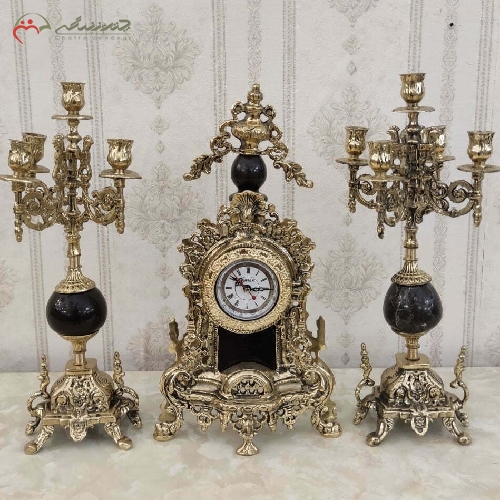 خرید، قیمت و مشخصات ساعت وشمعدان برنزی مدل کنت با طراحی کلاسیک و بدنه ی پر کار و سنگ مشکی کد 407 - چترزندگی