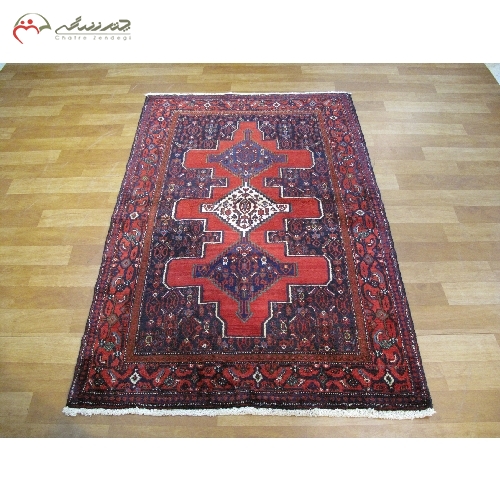 خرید، قیمت و مشخصات فرش دستبافت سنندج با رنگ زمینه و حاشیه های لاکی طرح زمینه ی سه ترنج با نقشه ی عالی کد 40101 - چترزندگی