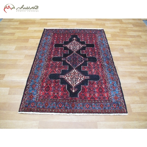 خرید، قیمت و مشخصات فرش دستبافت سنندج رنگ زمینه سرمه ای و حاشیه های آبی طرح سه ترنج بافته شده با الیاف طبیعی کد 40103 - چترزندگی