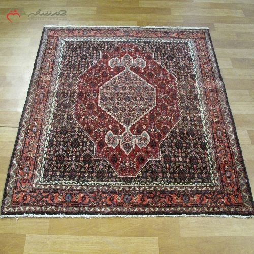 خرید، قیمت و مشخصات فرش دستبافت سنندج رنگ زمینه و حاشیه لاکی طرح لچک و ترنج با ماندگاری بالا کد 40105 - چترزندگی