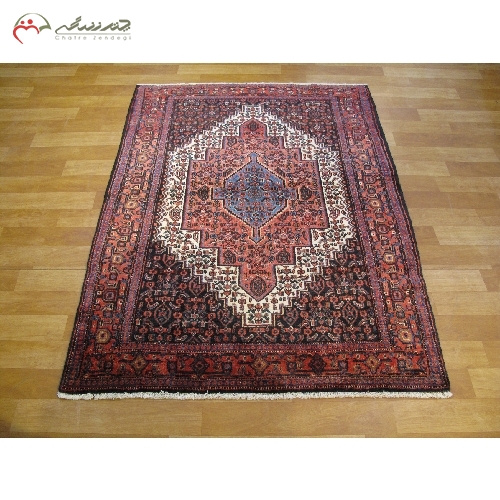 خرید، قیمت و مشخصات قالیچه ی دستبافت سنندج رنگ زمینه ی کرم و حاشیه های لاکی با تقارن رنگ و نقشه ی بی نظیر کد 40107 - چترزندگی