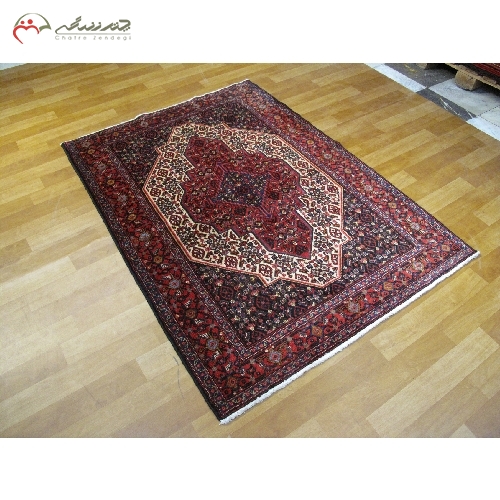 خرید، قیمت و مشخصات فرش دستبافت سنندج رنگ زمینه ی کرمی و حاشیه های لاکی طرح لچک و ترنج با درخشندگی عالی کد 40109 - چترزندگی
