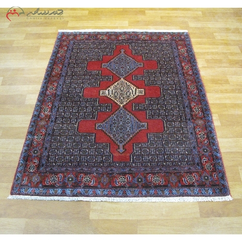 خرید، قیمت و مشخصات قالیچه ی دستبافت سنندج رنگ زمینه و حاشیه لاکی، طرح 3 ترنج با تراکم بالا و رنگ ثابت کد 40117 - چترزندگی