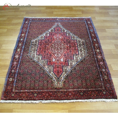خرید، قیمت و مشخصات فرش دستبافت سنندج سایز ذرع و نیم طرح لچک و ترنج و رنگ زمینه ی کرمی و حاشیه لاکی با گارانتی کد 40126 - چترزندگی