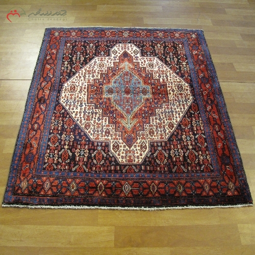 خرید، قیمت و مشخصات قالیچه ی دستبافت سنندج بافته شده با الیاف طبیعی رنگ ثابت و تراکم بالا، طرح لچک و ترنج کد 40132 - چترزندگی