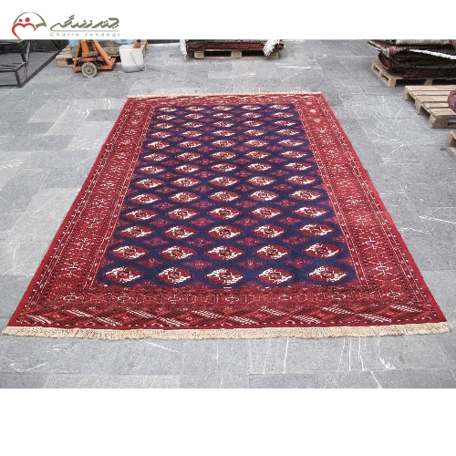 خرید، قیمت و مشخصات فرش دستبافت ترکمن با رنگ زمینه ی سرمه ای و حاشیه های لاکی و سن 50 ساله با ضمانت نامه کد 39759 - چترزندگی