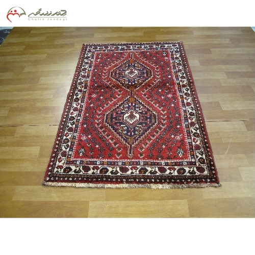 خرید، قیمت و مشخصات فرش دستبافت شیراز رنگ زمینه ی لاکی و حاشیه کرمی و نقشه ی دو ترنج، تقارن رنگ و درخشندگی عالی کد 39791 - چترزندگی