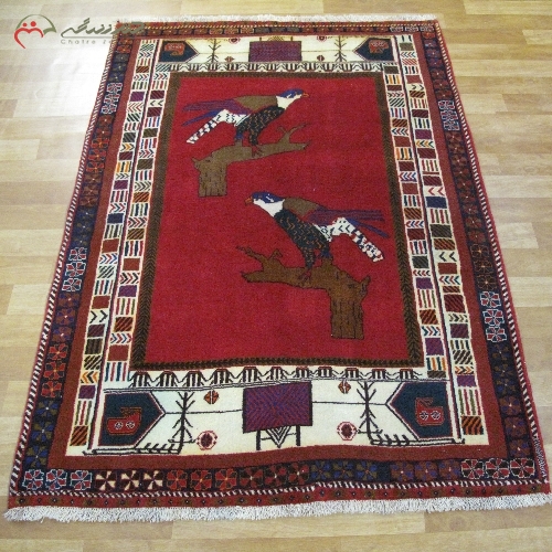 خرید، قیمت و مشخصات قالیچه ی دستبافت گبه با رنگ زمینه ی لاکی و حاشیه ی کرم، طرح زمینه ی عقاب با الیاف طبیعی کد 39845 - چترزندگی