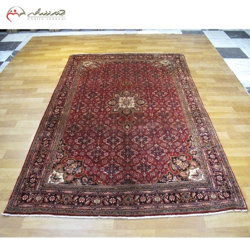 خرید، قیمت و مشخصات فرش دستبافت بیجار رنگ زمینه ی لاکی و حاشیه سرمه ای، طرح زمینه ی ماهی ترنج با ضمانت نامه کد 39849 - چترزندگی