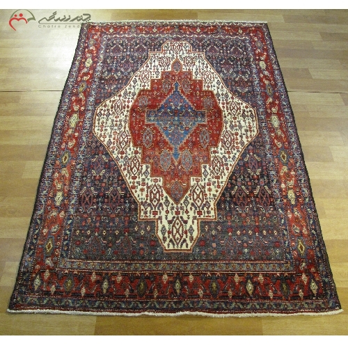 خرید، قیمت و مشخصات فرش دستبافت سنندج با رنگ حاشیه ی لاکی و زمینه کرمی، طرح لچک و ترنج با تقارن رنگ بی نظیر کد 39851 - چترزندگی