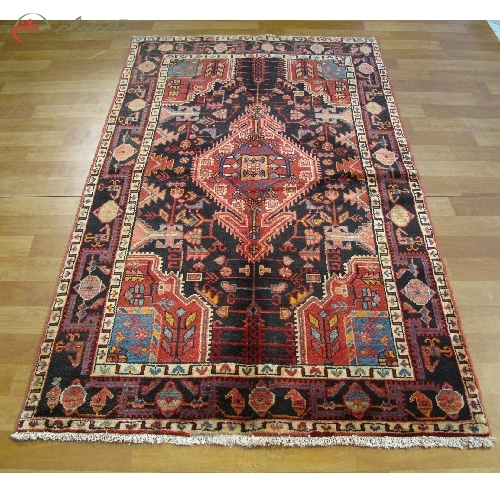 خرید، قیمت و مشخصات قالیچه ی دستبافت 50 ساله تویسرکان به رنگ سرمه ای و طرح نقشه ی لچک و ترنج کد 39979 - چترزندگی