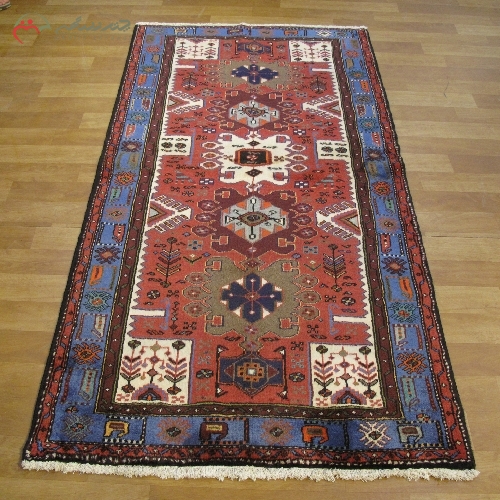 خرید، قیمت و مشخصات فرش دستبافت طارم زنجان با رنگ لاکی و آبی، طرح زمینه ی پنج ترنج، با نقشه ی بی نظیر کد 40024 - چترزندگی