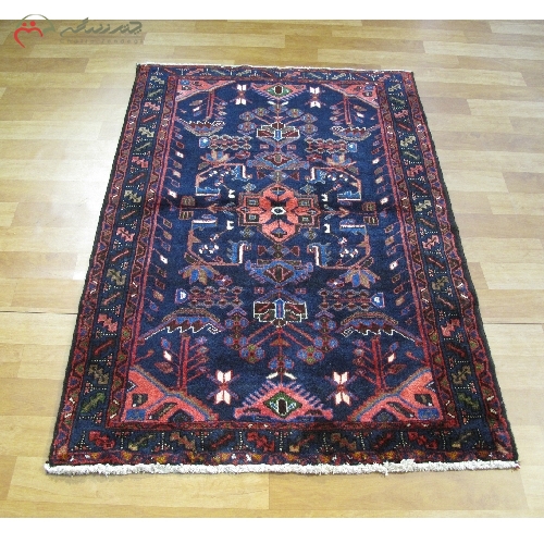 خرید، قیمت و مشخصات قالیچه ی دستبافت ساوه، رنگ زمینه و حاشیه ها سرمه ای، طرح لچک و ترنج با درخشندگی بالا کد 40030 - چترزندگی