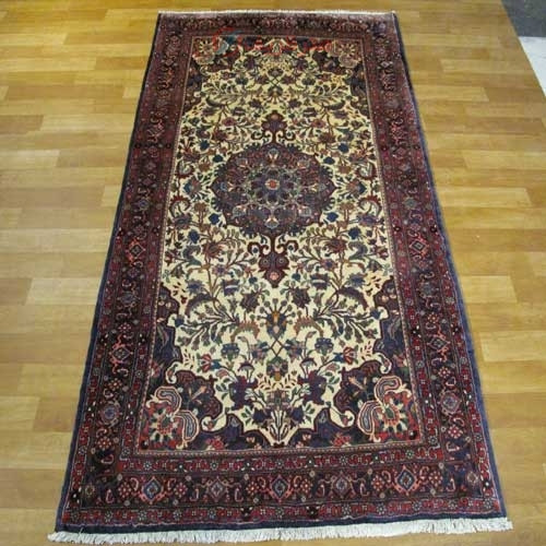 خرید آنلاین، فرش زیبای هنر دست بيجار در طرح و نقشه شکیل لچک و ترنج، رنگ زمینه كرم با حاشیه سرمه اي کد ۳۹۰۰۶، زیر قیمت بازار | چترزندگی