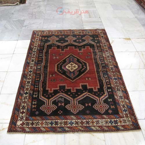 خرید آنلاین، فرش دستباف وینتیج سيرجان کد 37980 در سایز قالیچه، طرح لچک و ترنج رنگ زمینه لاكي، رنگ حاشیه كرم، زیر قیمت بازار | چترزندگی