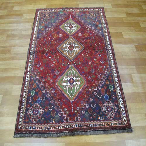 خرید آنلاین، فرش دستباف شيراز طرح ۳ ترنج سایز کد 38537 با رنگ زمینه لاكي و حاشیه كرم، زیر قیمت بازار | چترزندگی