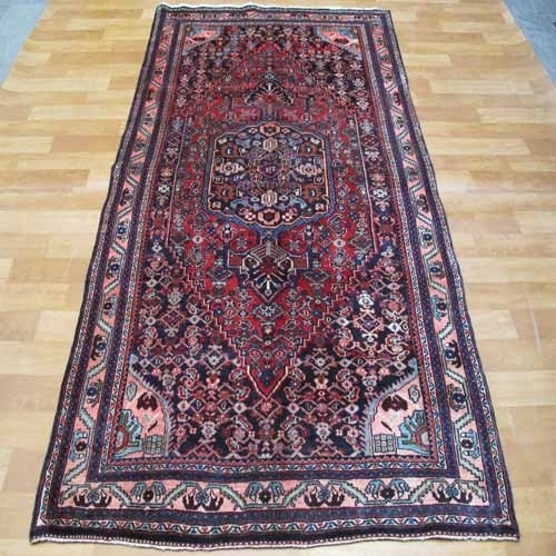 خرید آنلاین، فرش شکیل گروس بيجار دست بافت ایرانی، رنگ زمینه لاكي با حاشیه دوغي / روناسي، طرح لچک و ترنج کد ۳۹۰۰۲، زیر قیمت بازار | چترزندگی