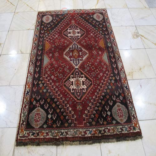 خرید آنلاین، فرش دستباف شيراز رنگ زمینه لاكي رنگ حاشیه كرم کد 38542 در طرح زیبای ۳ ترنج، زیر قیمت بازار | چترزندگی