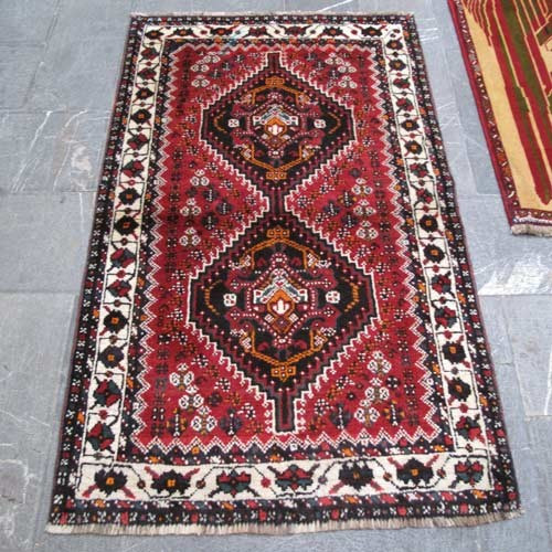 خرید آنلاین، فرش دستباف شيراز کد 38435 با نقشه عالی، طرح ۲ ترنج سایز ذرع و نيم رنگ زمینه لاكي رنگ حاشیه كرم، زیر قیمت بازار | چترزندگی