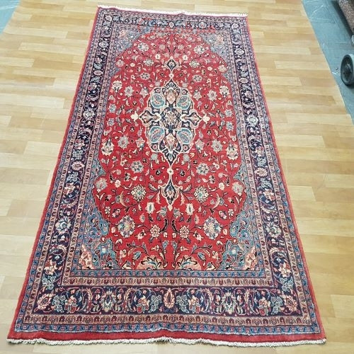 خرید آنلاین، فرش دستباف ساروق با نقشه تماشایی طرح لچک و ترنج، رنگ زمینه لاكي وحاشیه سرمه اي کد ۳۹۵۳۴، زیر قیمت بازار | چترزندگی