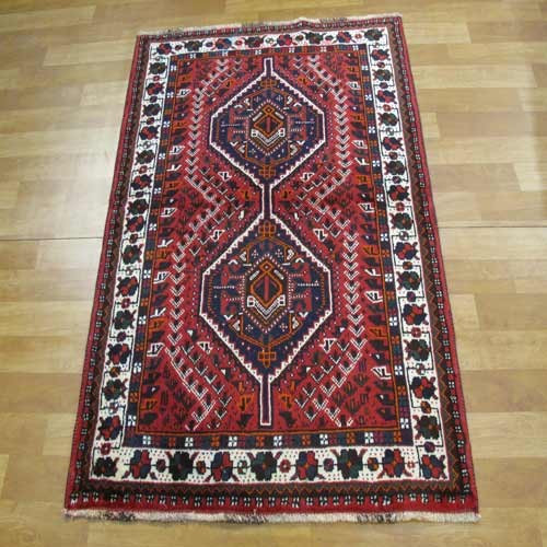 خرید آنلاین، فرش دستباف شيراز کد 38448 با نقشه بی نظیر، طرح زمینه ۲ ترنج سایز ذرع و نيم رنگ زمینه لاكي و حاشیه كرم، زیر قیمت بازار | چترزندگی