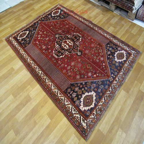 خرید آنلاین، فرش دستباف شيراز کد 38687 با نقشه عالی در طرح لچک و ترنج، رنگ زمینه لاكي با حاشیه كرم، قیمت عالی | چترزندگی