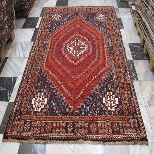 خرید آنلاین، فرش دستباف شيراز در مغازه کد 38461 ساز قالی با نقشه بی نظیر، طرح لچک و ترنج سایز قالي رنگ زمینه لاكي رنگ و حاشیه قهوه اي، زیر قیمت بازار | چترزندگی