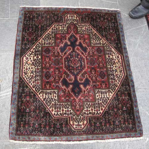 خرید آنلاین، فرش دستباف سنندج کد 38234 سایز پشتیی با نقشه زیبا، طرح لچک و ترنج، رنگ زمینه كرم با حاشیه آبي، زیر قیمت بازار | چترزندگی