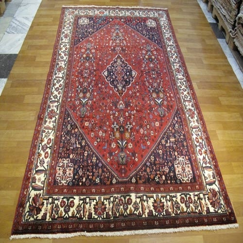 خرید آنلاین، فرش دستباف آباده با نقشه زیبا، طرح لچک و ترنج با رنگ زمینه لاكي و حاشیه كرم کد ۳۹۳۲۰، زیر قیمت بازار | چترزندگی