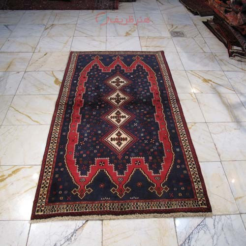 خرید آنلاین، فرش دستباف سيرجان کد 37987 قالیچه، با نقشه بی نظیر در طرح لچک و ترنج، رنگ زمینه لاكي با حاشیه كرم، زیر قیمت بازار | چترزندگی