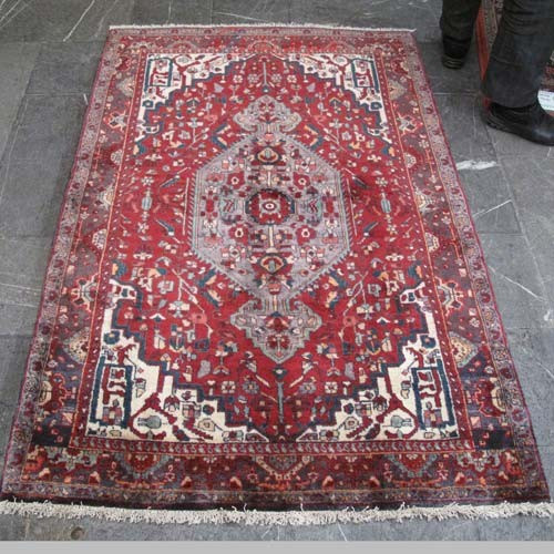 خرید آنلاین، فرش دستباف قلتق زنجان کد 37993 سایز ذرع و نيم با زمینه بی نظیر در طرح لچک و ترنج، رنگ زمینه لاكي و حاشیه سرمه اي، زیر قیمت بازار | چترزندگی