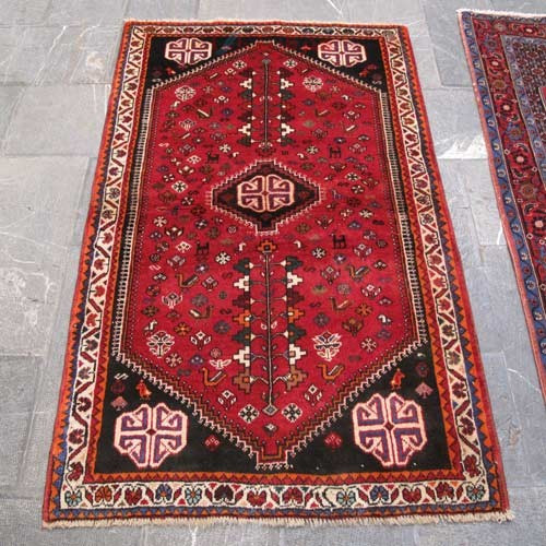 خرید آنلاین، فرش دستباف شيراز کد 38436 با نقشه بی نظیر، طرح لچک و ترنج سایز ذرع و نيم رنگ زمینه لاكي رنگ حاشیه كرم کد ۳۸۴۳۶، زیر قیمت بازار | چترزندگی