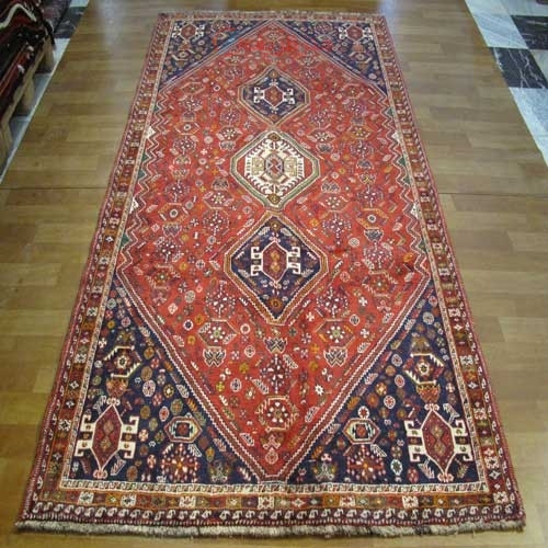 خرید آنلاین، فرش خوش طرح شيراز بافته شده با دست، طرح لچک و ترنج، رنگ زمینه لاكي و حاشیه سرمه اي کد ۳۹۲۴۴، زیر قمیت بازار | چترزندگی