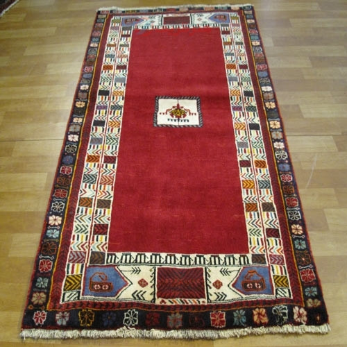 خرید آنلاین، فرش دستباف شیراز با نقشه فوق العاده در طرح لچک و ترنج، رنگ زمینه كرم و حاشیه سرمه اي کد ۳۹۵۲۸، زیر قیمت بازار | چترزندگی