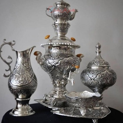 خرید آنلاین، سرویس سماور تزئینی 4 لیتری همراه با گزخوری برنجی قلمزنی استاد نقیان، بسیار با کیفیت و خاص، زیر قمیت بازار | چترزندگی