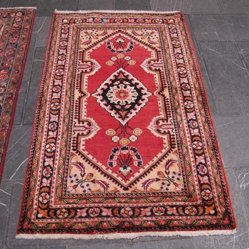 خرید آنلاین، فرش دستباف ليليان کد 38120 در  سایز ذرع و نيم با نقشه شکیل طرح لچک و ترنج، رنگ زمینه لاكي و حاشیه سرمه اي، قیمت مناسب | چترزندگی